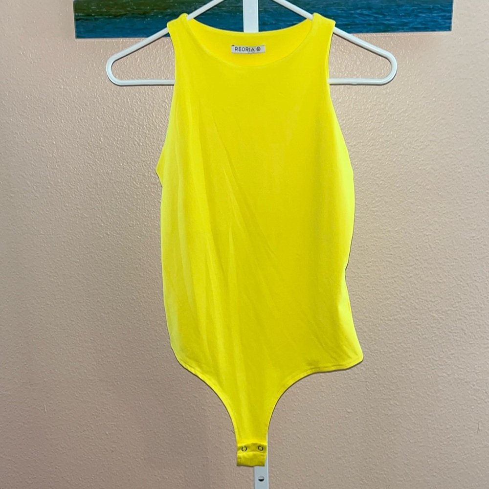 Reoria size medium yellow bodysuit pit to pit 16 stretches to 20”